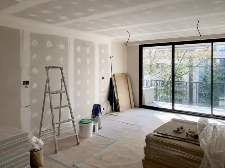 Habitación moderna en renovación