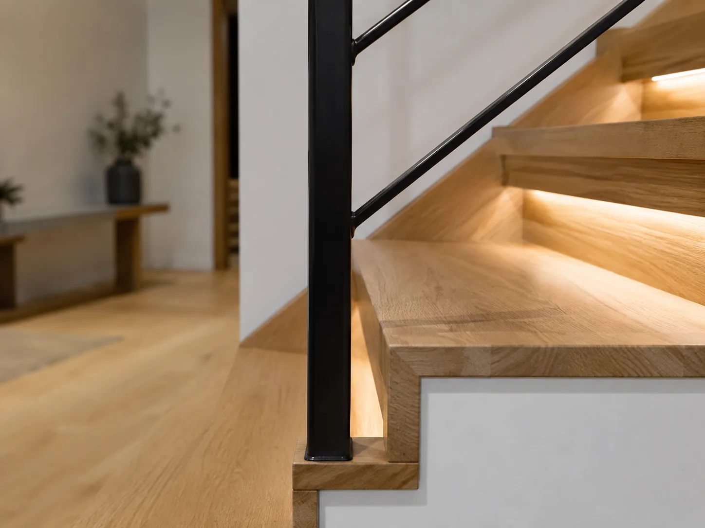 Detalle de escalera moderna en madera y metal